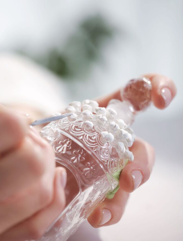 嬌蘭推出蜂瓶限量版包裝設(shè)計，誰是嬌蘭的Muguet五一香水的幕后推手？