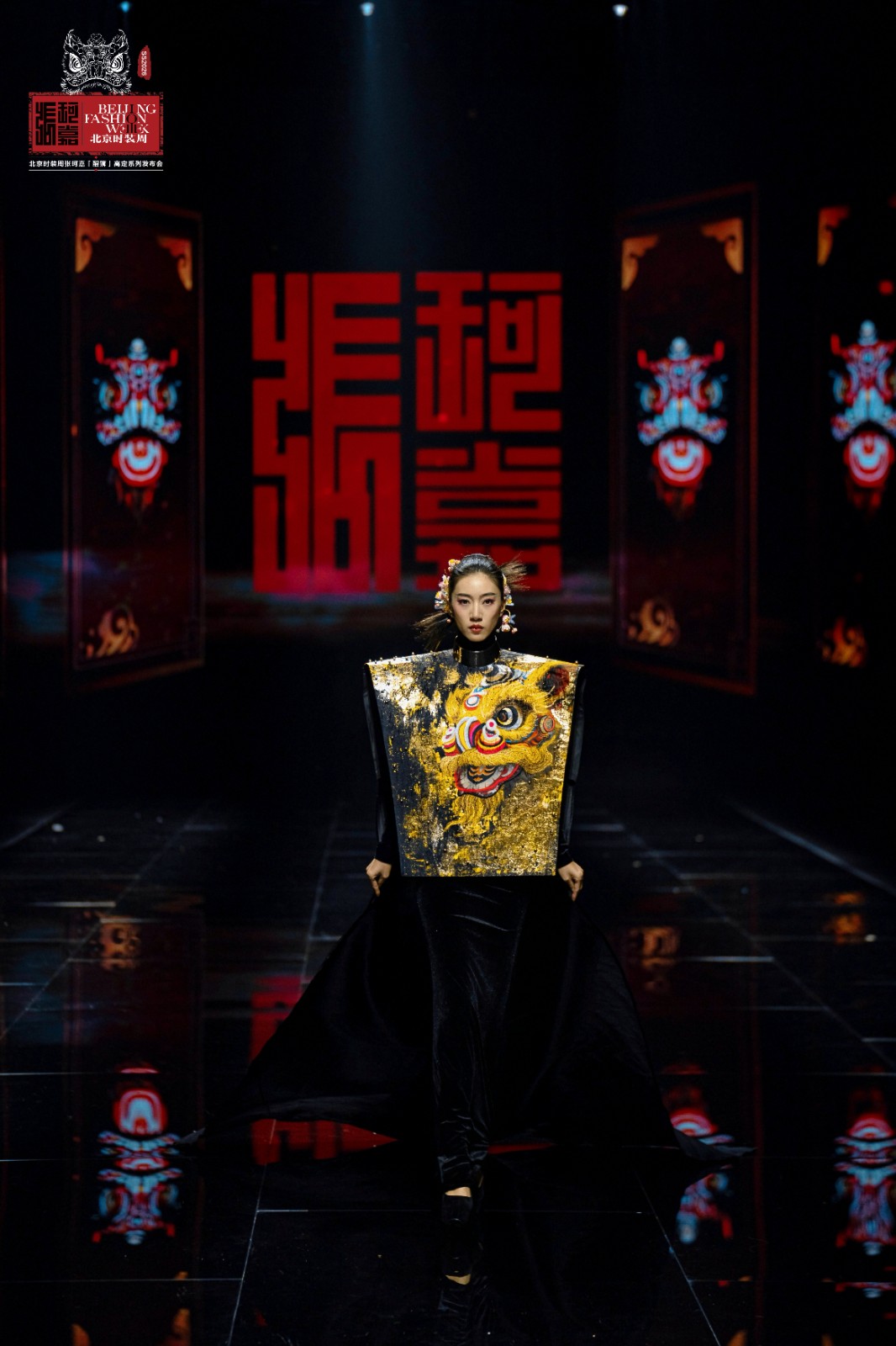 張珂嘉“醒獅”大秀亮相北京時(shí)裝周