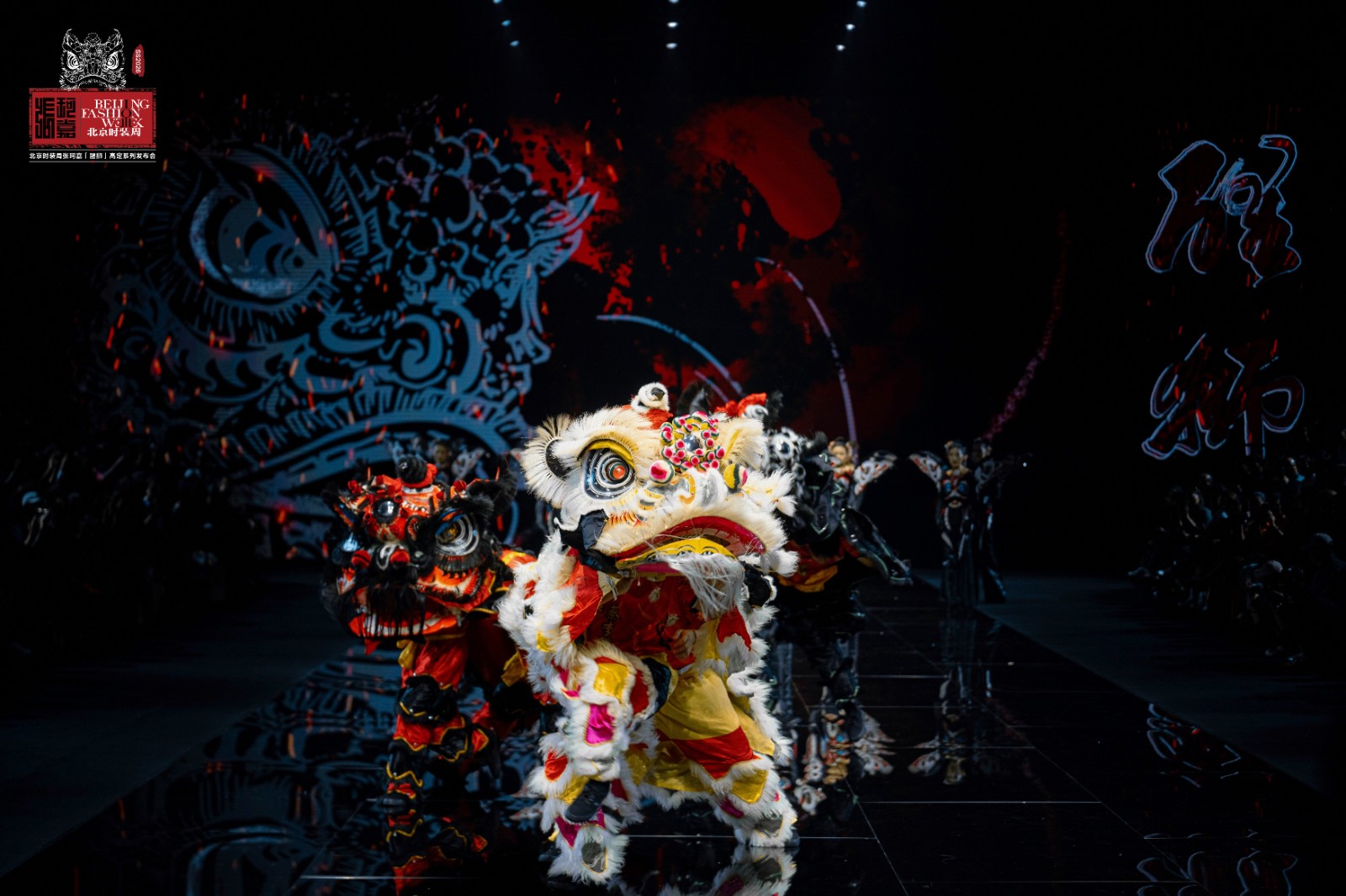 張珂嘉“醒獅”大秀亮相北京時(shí)裝周