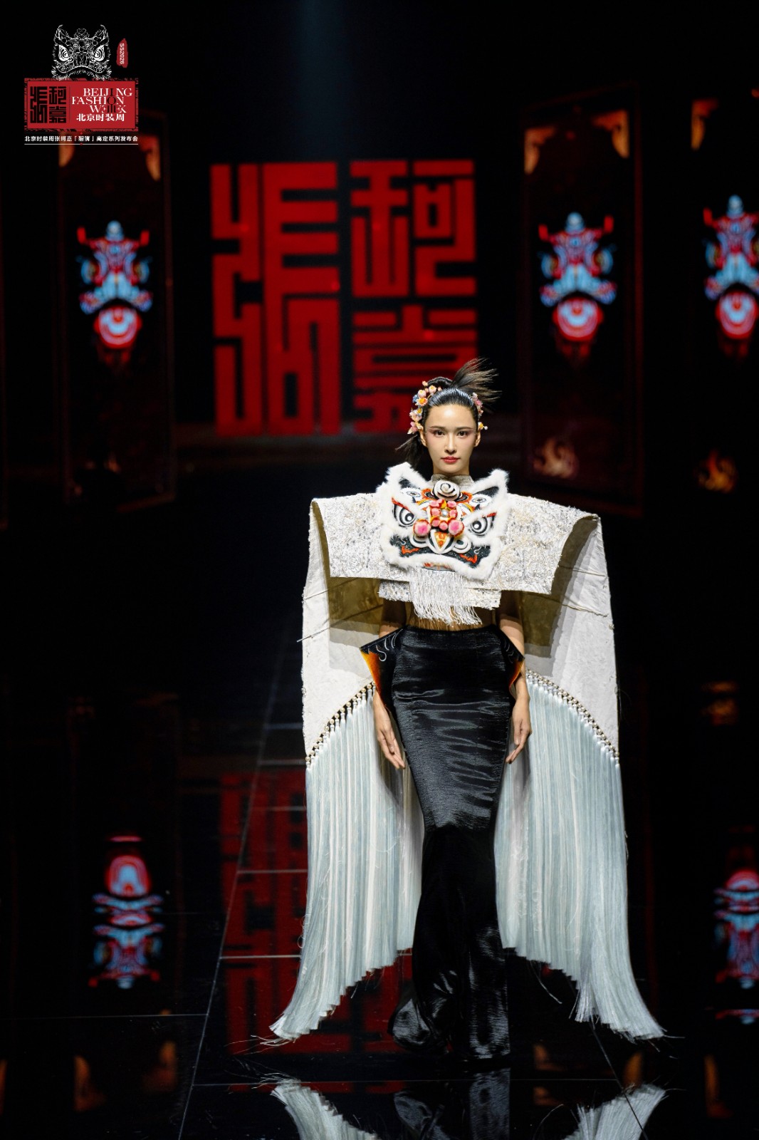 張珂嘉“醒獅”大秀亮相北京時(shí)裝周